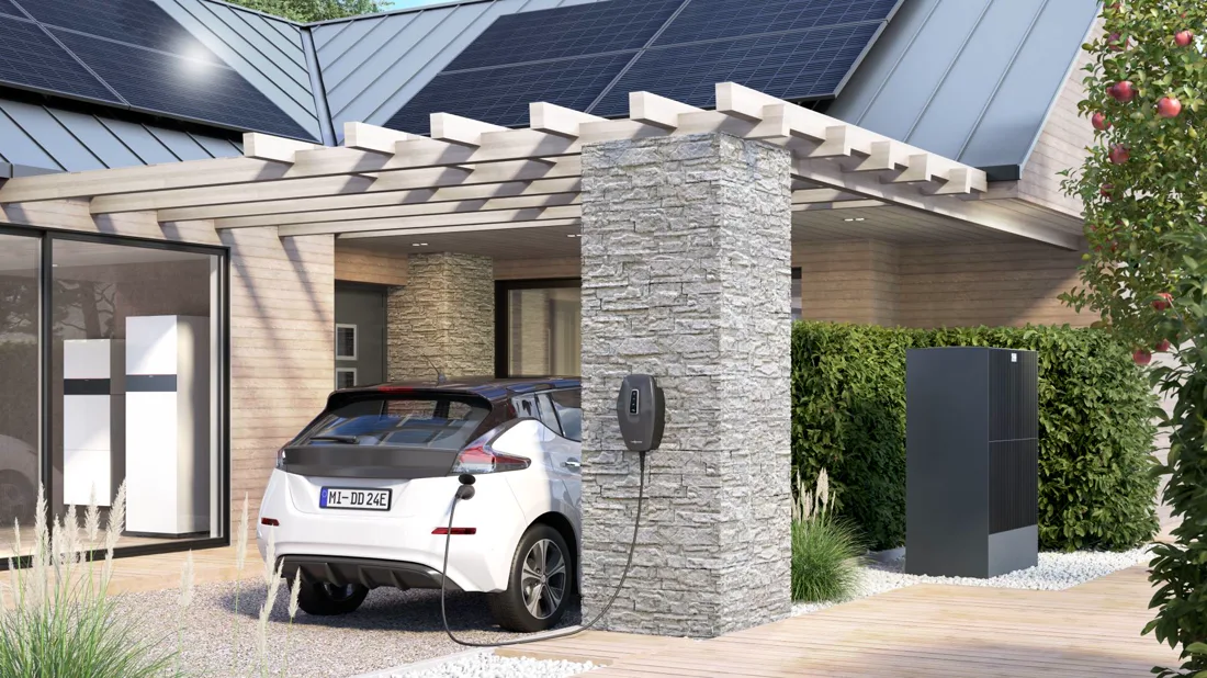 Viessmann Charging Station am Carport, ein Elektroauto lädt