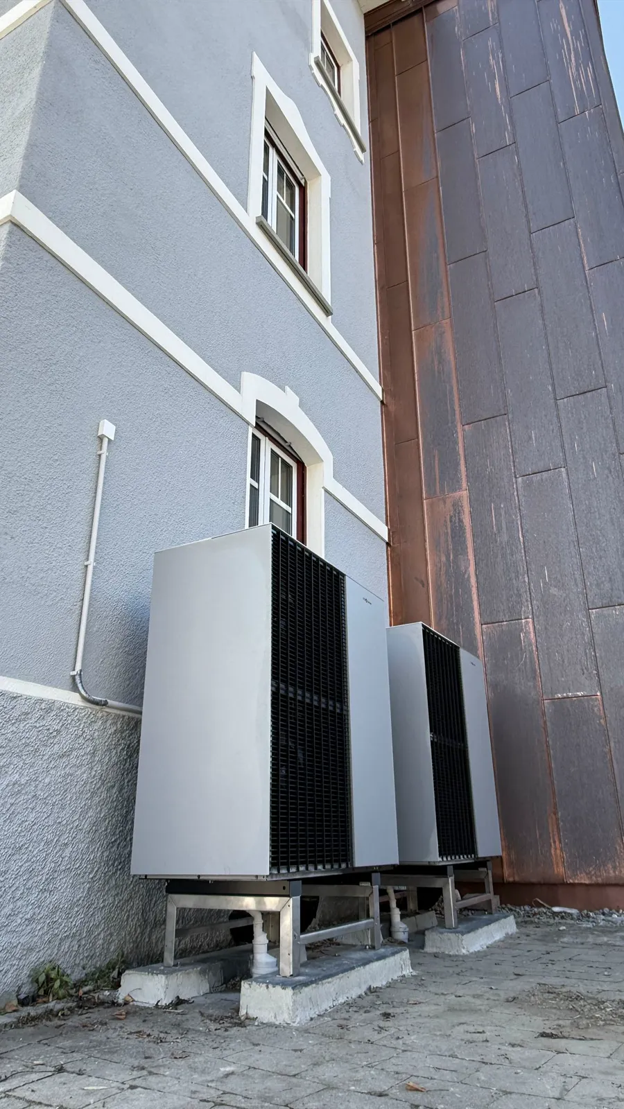 Zwei Viessmann-Wärmepumpen auf Edelstahl-Konsolen an einem Altbau