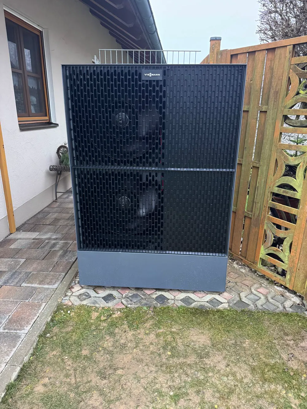 Viessmann Vitocal 250-A neben einem Einfamilienhaus
