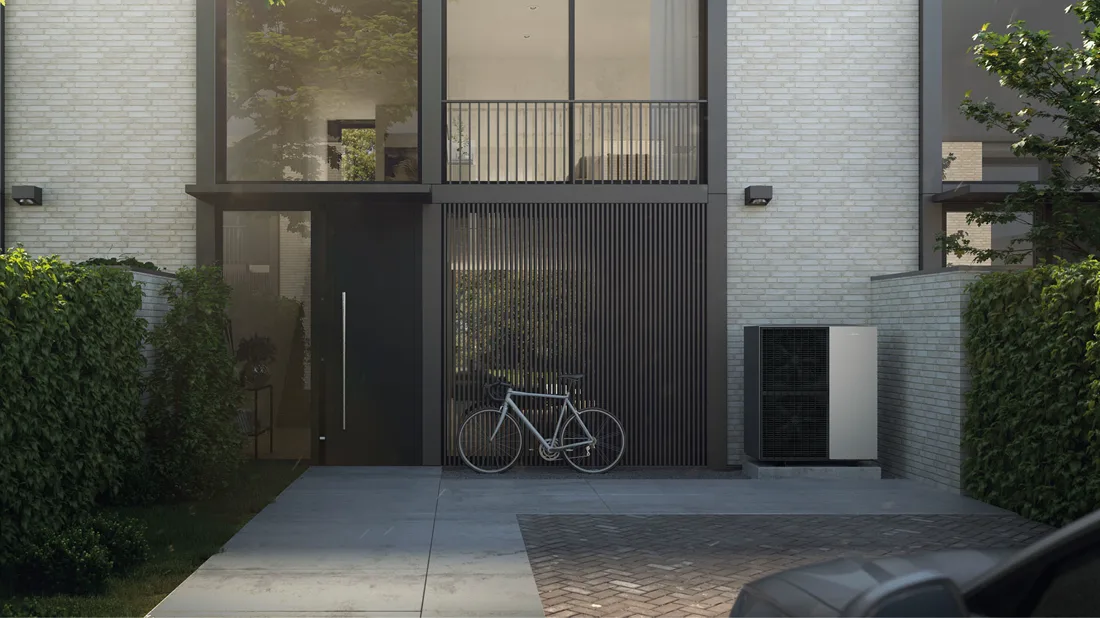 Viessmann Vitocal 150-A Außeneinheit vor einem Wohnhaus