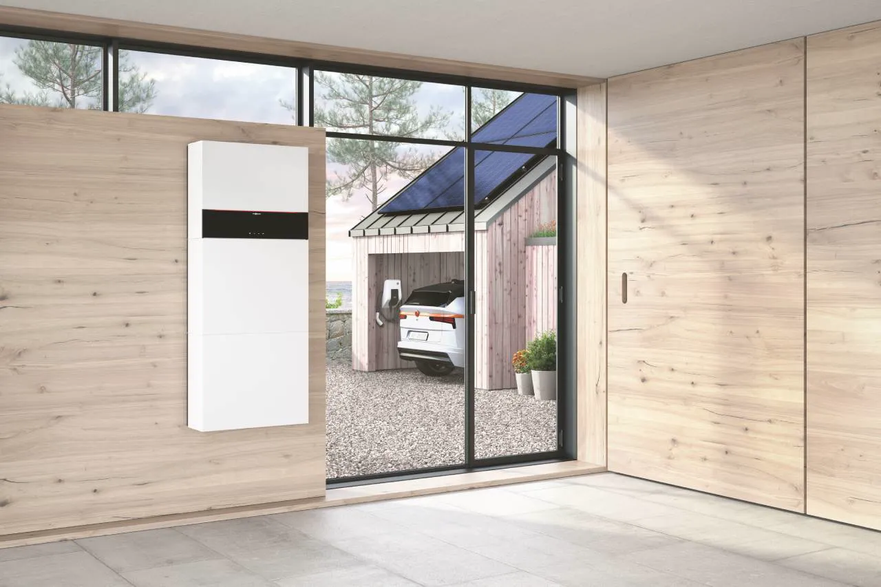 Viessmann Vitocharge VX3 an der Wand, im Hintergrund Carport mit Solardach und Elektroauto