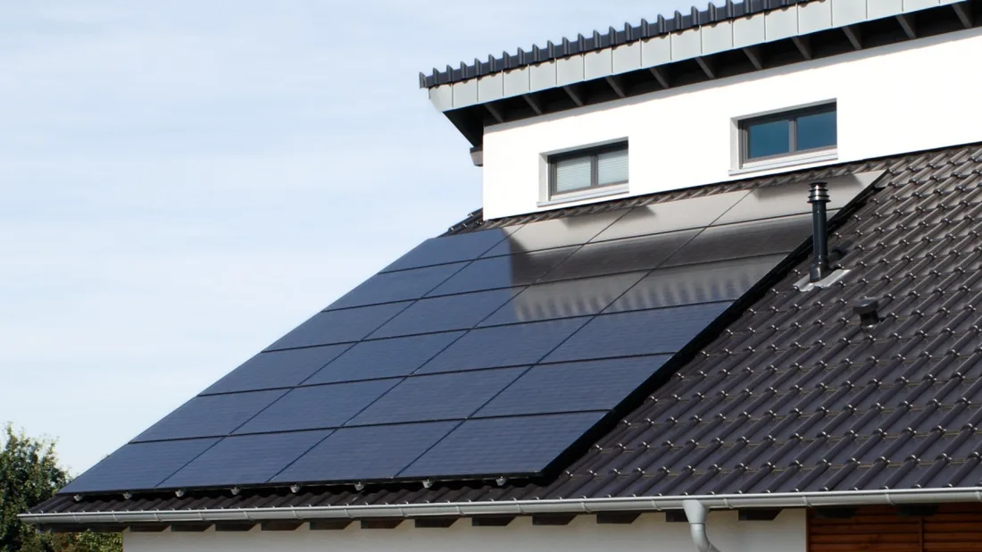 Viessmann Vitovolt 300 Photovoltaik-Module im schwarzen Design auf einem Hausdach